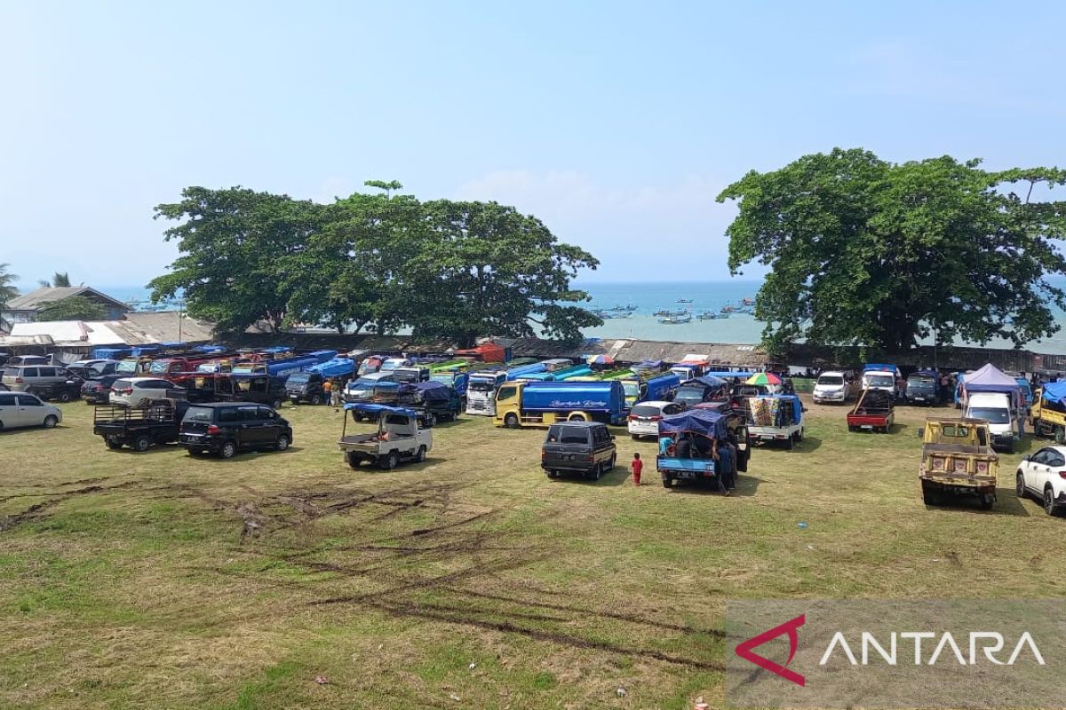 Pantai Cibangban Sukabumi diserbu wisatawan saat libur Lebaran