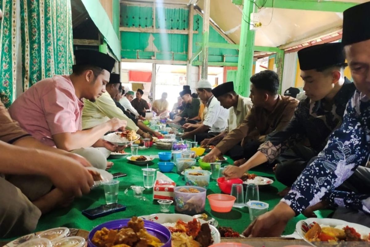 Makan bajamba meriahkan ziarah rumah gadang di Dharmasraya