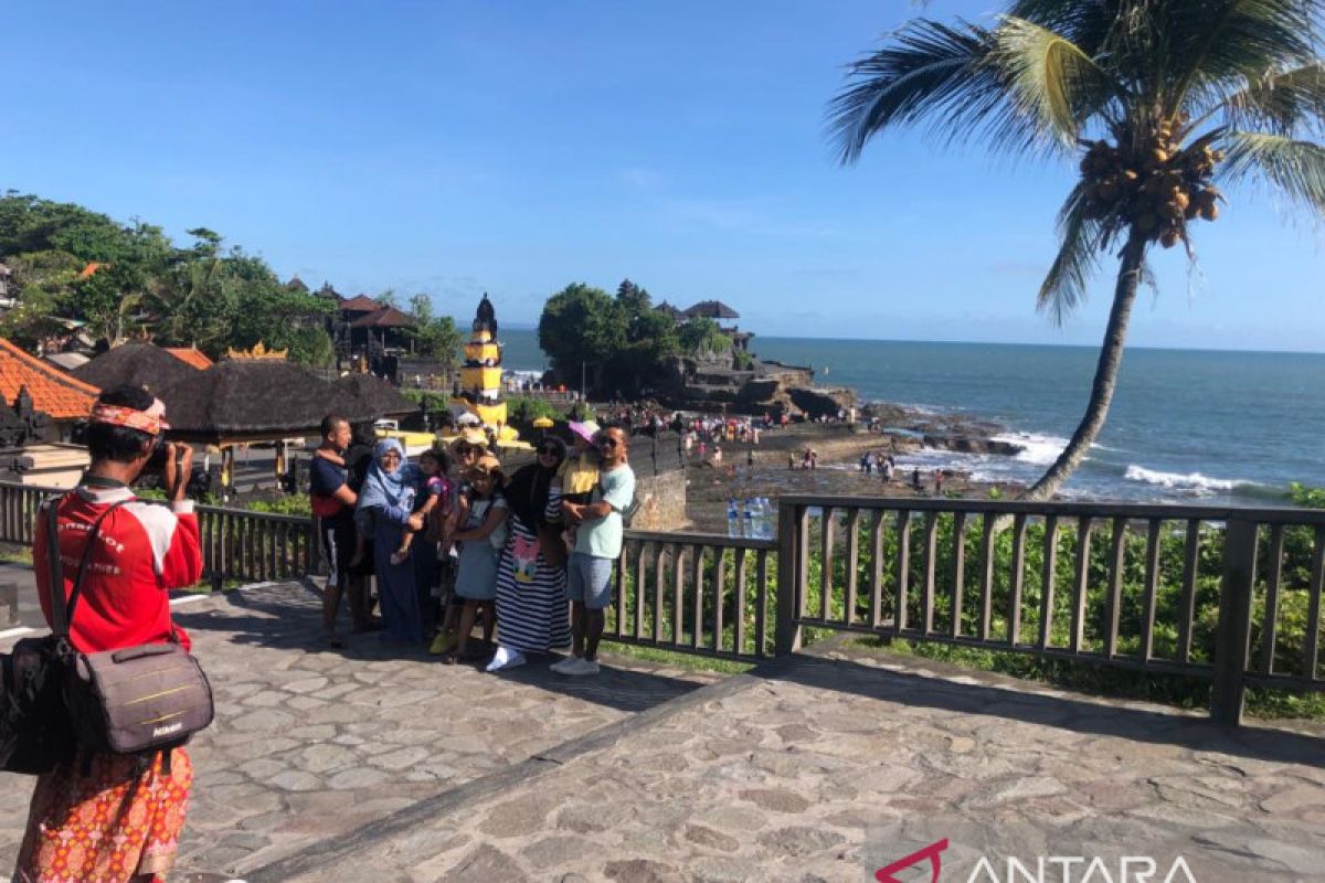 Turis ke objek wisata Tanah Lot naik saat libur Lebaran