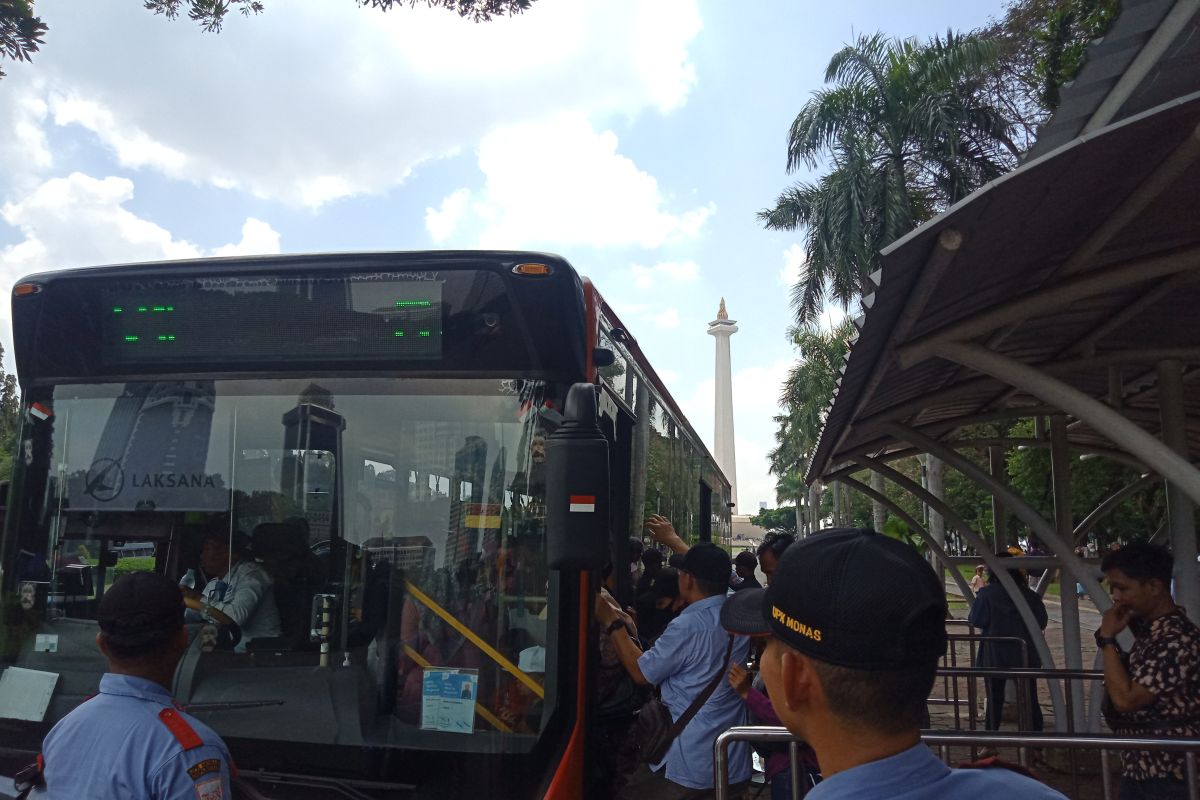 Monas dapat bantuan bus listrik pada hari kedua Lebaran