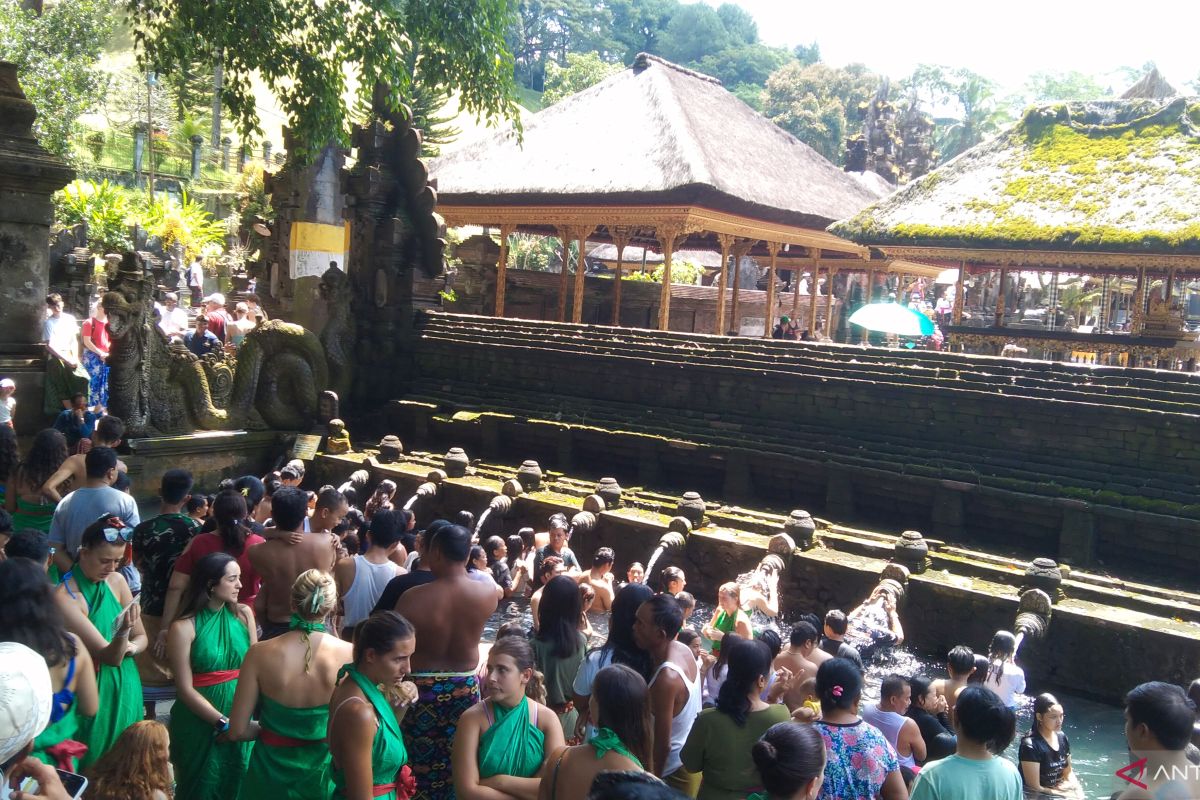 Wisata Tirta Empul jadi destinasi libur Lebaran di Bali