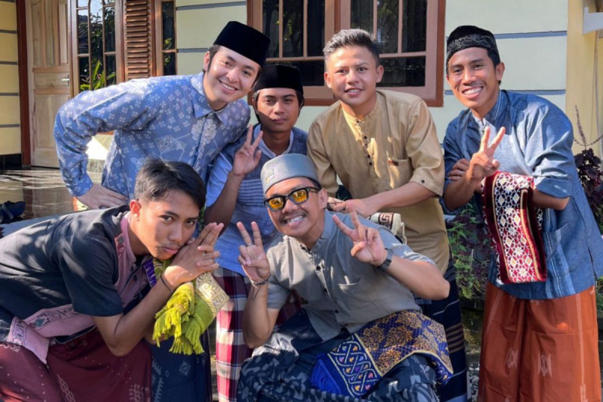 Artis nasional Angga Yunanda hebohkan warga Duman Lombok Barat saat "pulkam"