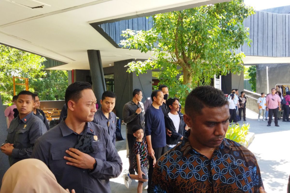 Presiden Joko Widodo berwisata di Gua Batu Cermin Labuan Bajo