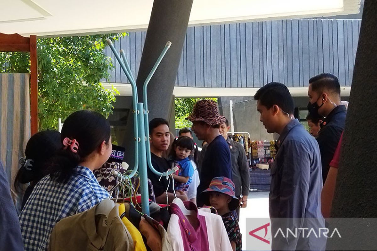 Jokowi bersama keluarga beli produk UMKM lokal di wisata Gua Batu Cermin