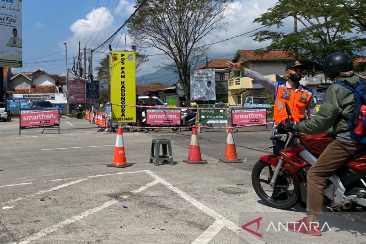 Polisi alihkan kendaraan ke Lingkar Kadungora urai kemacetan di Garut