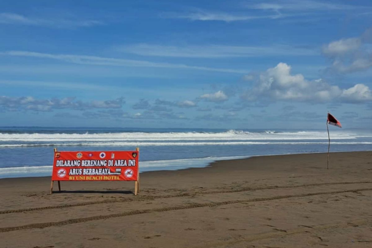 Polisi sebar rambu zona bahaya di objek wisata Pantai Pangandaran