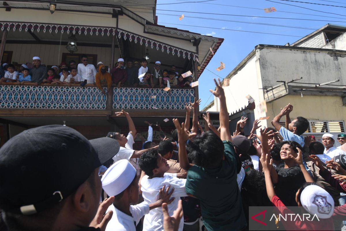Jokowi gandeng Jan Ethes naik pinisi di Labuan Bajo