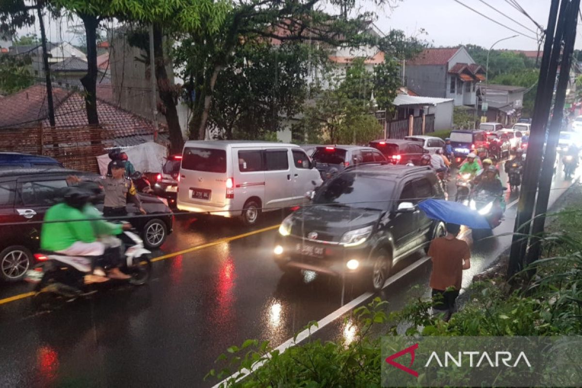 Polisi lakukan penangangan lalu lintas di jalur Dramaga Bogor alami kepadatan hingga malam hari