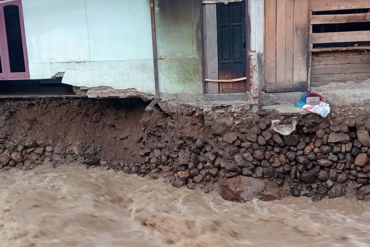 BPBD Lebak :Dua rumah warga terancam longsor akibat sungai meluap
