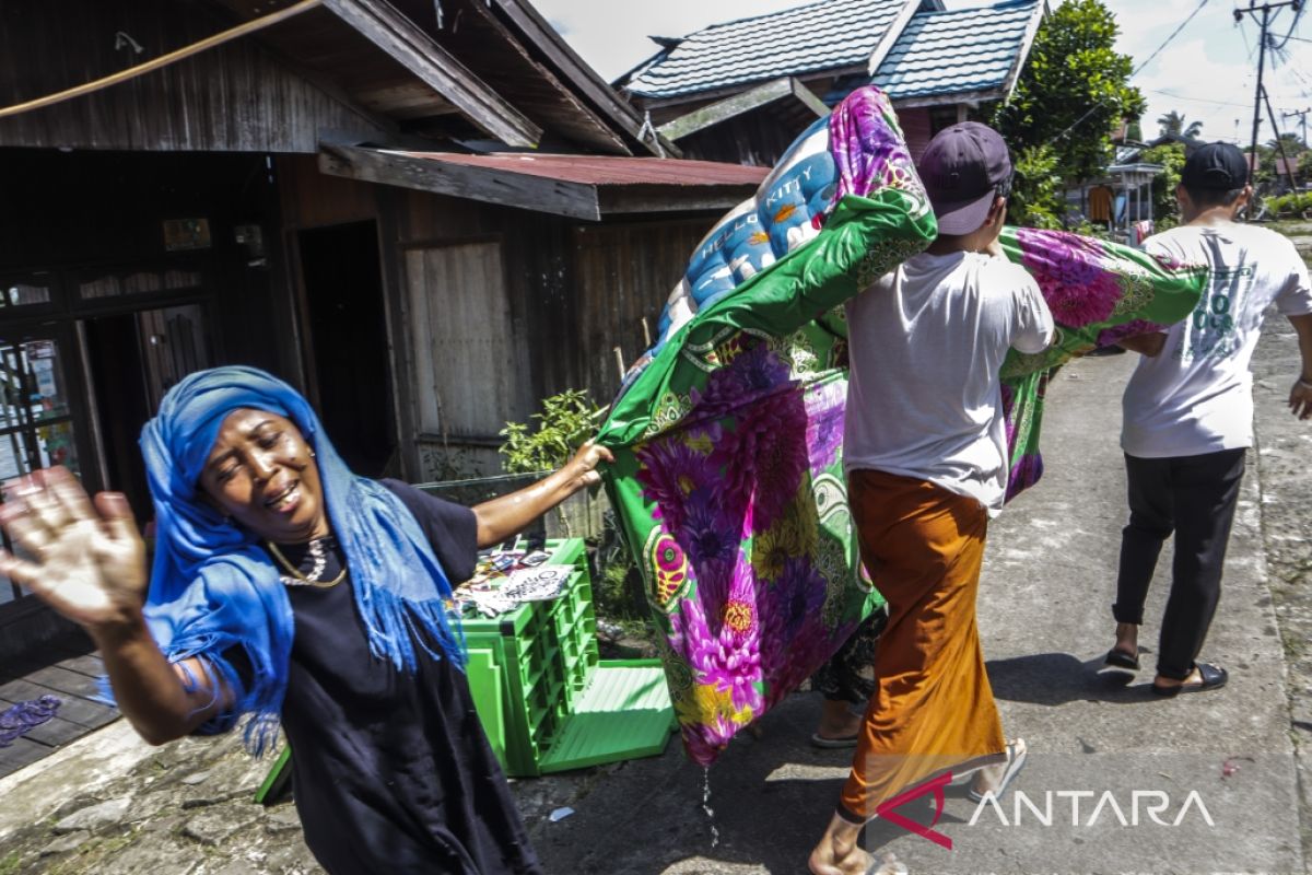 Warga Tapin mengungsi akibat rumah hancur dihantam tongkang