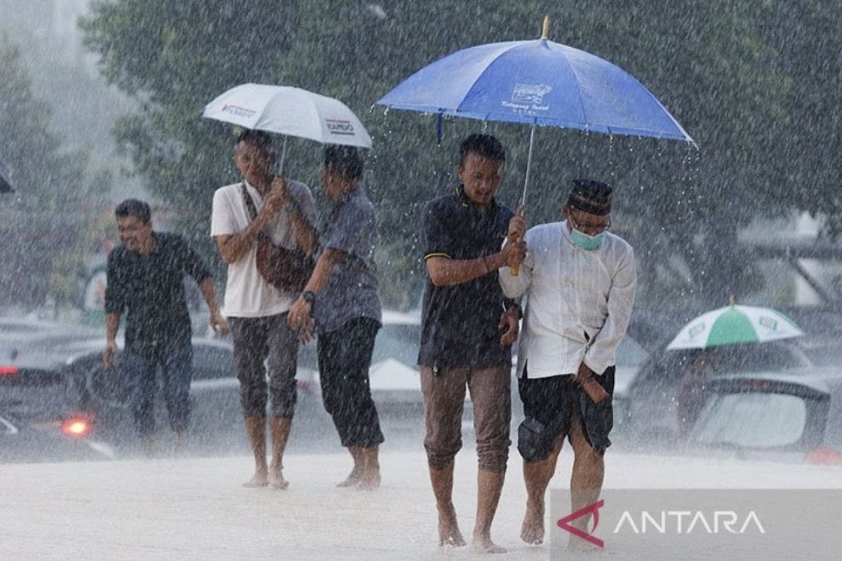 BMKG minta masyarakat waspada potensi hujan lebat disertai petir di sejumlah wilayah Indonesia