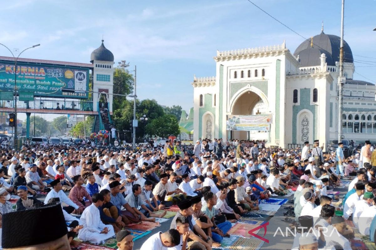 Shalat Idul Fitri 1444 H di Masjid Raya Medan membludak