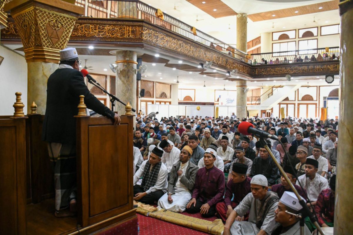 Seribuan masyarakat salat Idul Fitri di Masjid Raya Jabal Rahmah Semen Padang