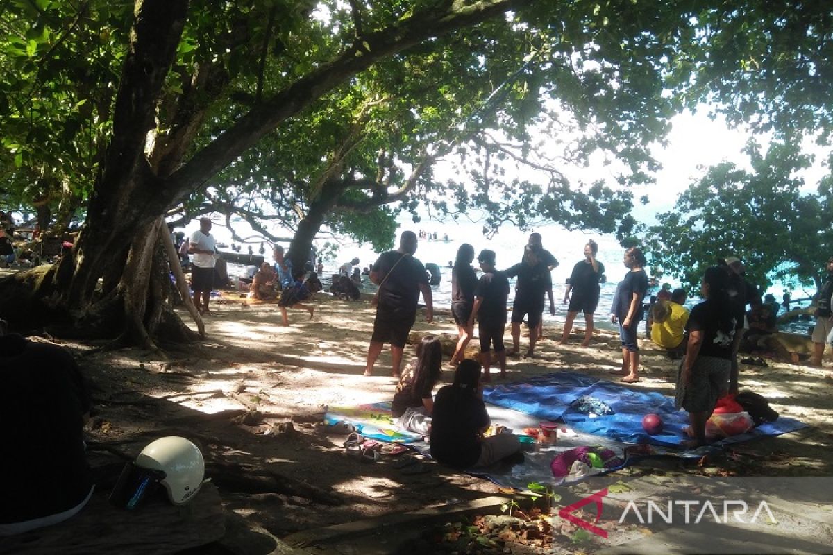 Dispar Maluku programkan bangun wahana permainan anak Pantai Hunimua
