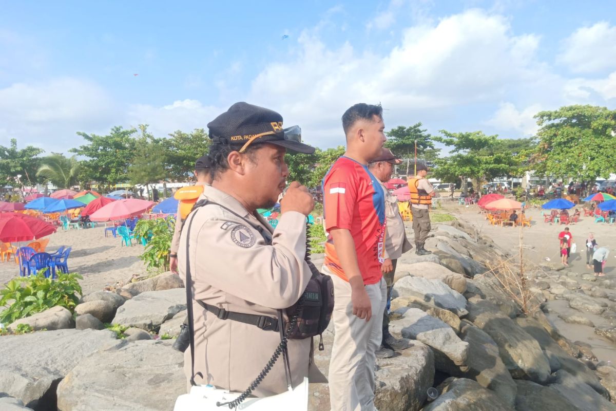 Libur Lebaran, warga Riau hanyut saat berenang di Pantai Padang