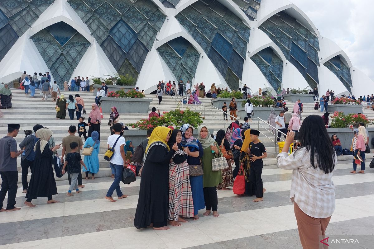 Wisatawan luar kota berkunjung ke Masjid Al Jabbar saat libur Lebaran