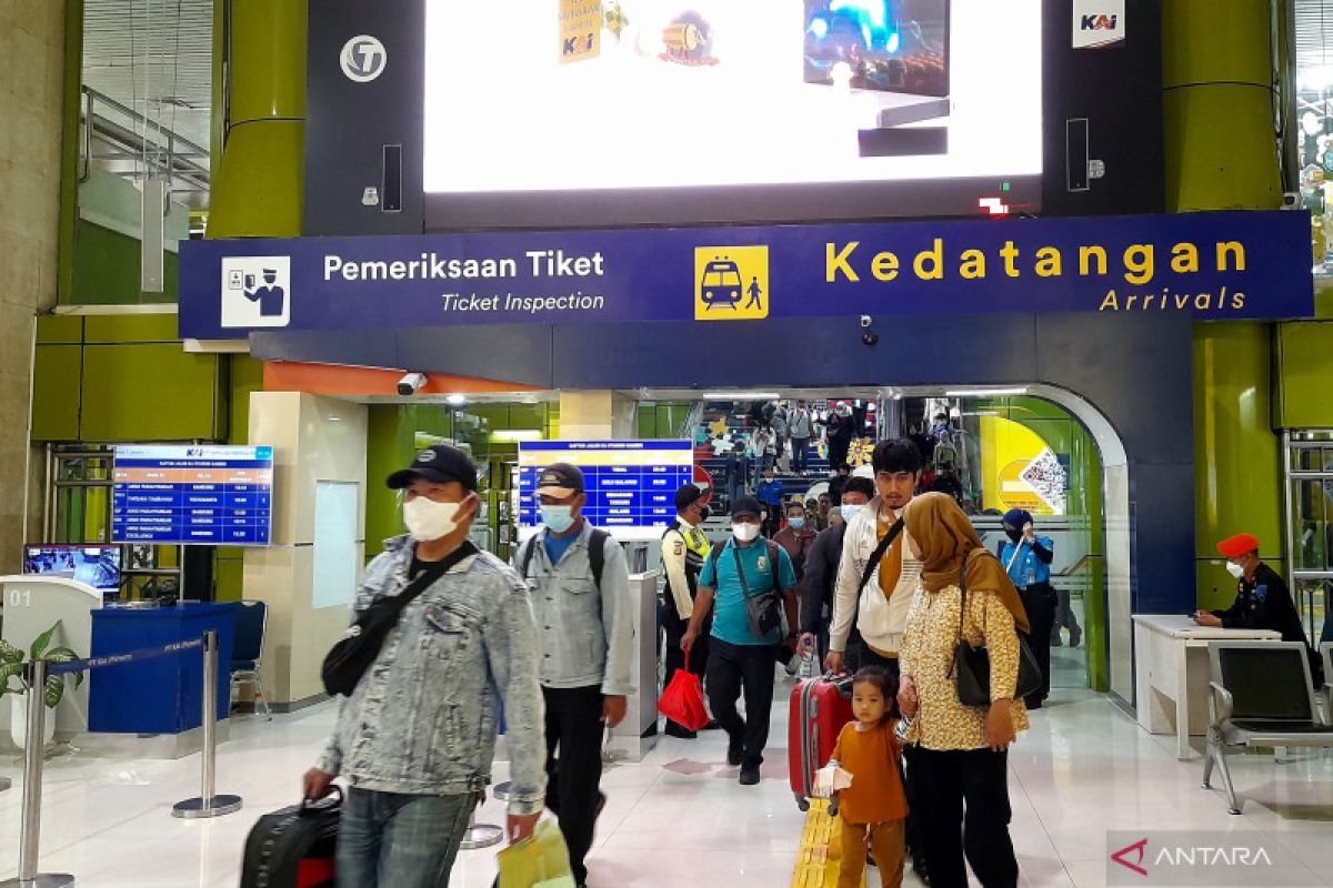 Jumlah pemudik balik di Stasiun Gambir melandai pada H+6 Lebaran