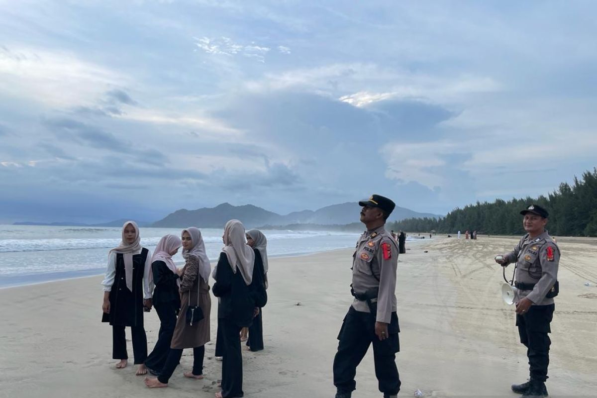 Polres Aceh Besar patroli objek wisata di kawasan Lhoknga