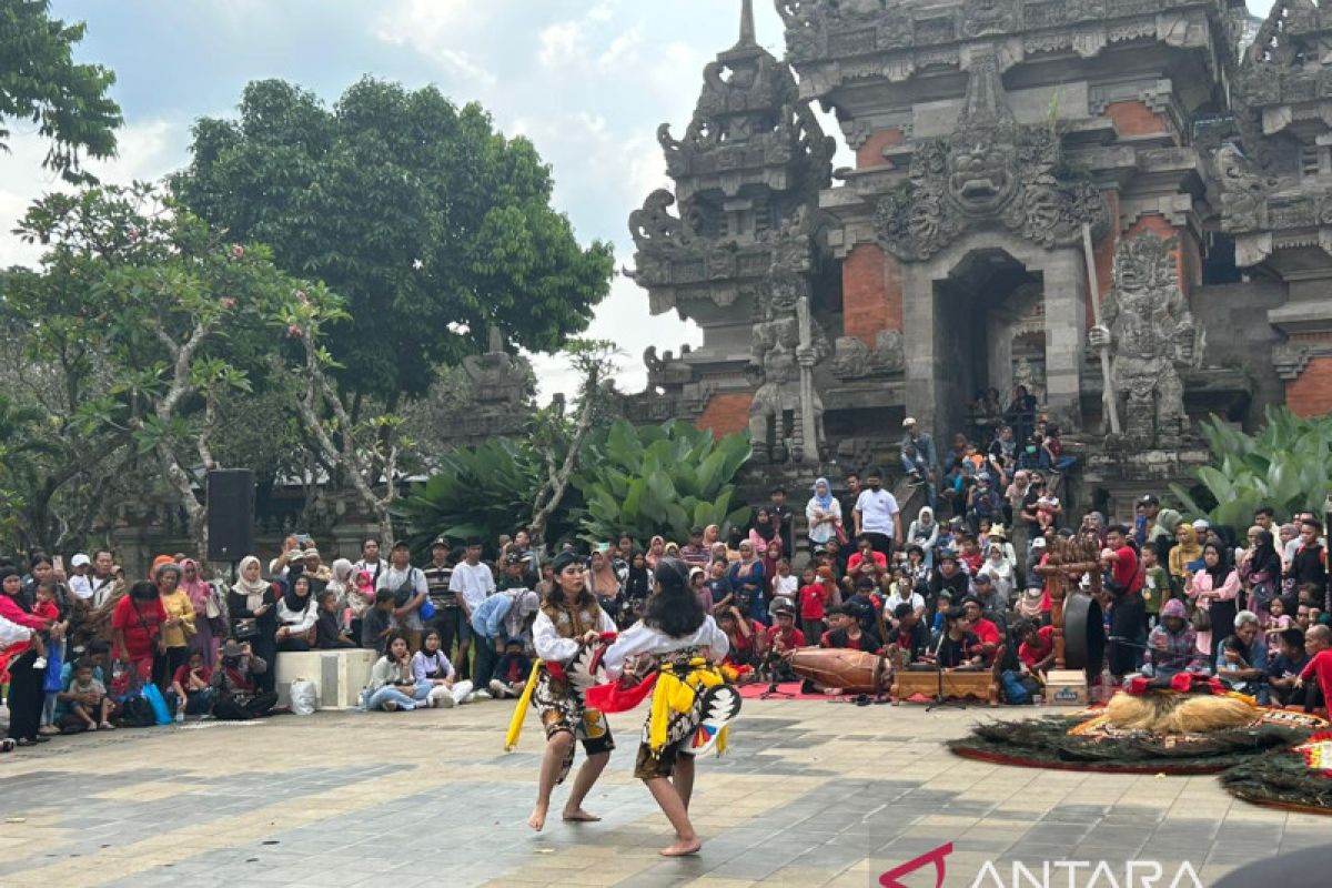 Puluhan ribu pengunjung padati TMII pada H+1 Lebaran