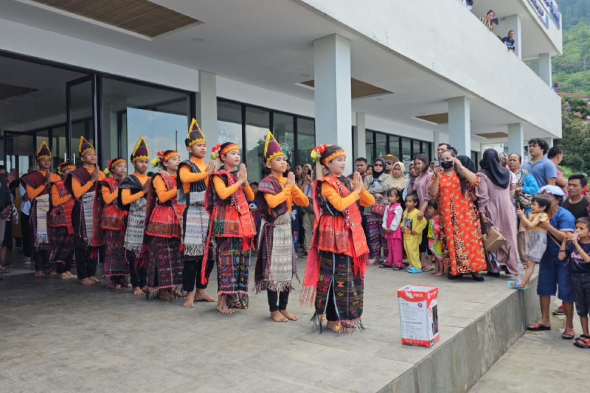 Pertunjukan seni tari di Pelabuhan Tigaras hibur pengunjung yang akan menyeberang ke Samosir