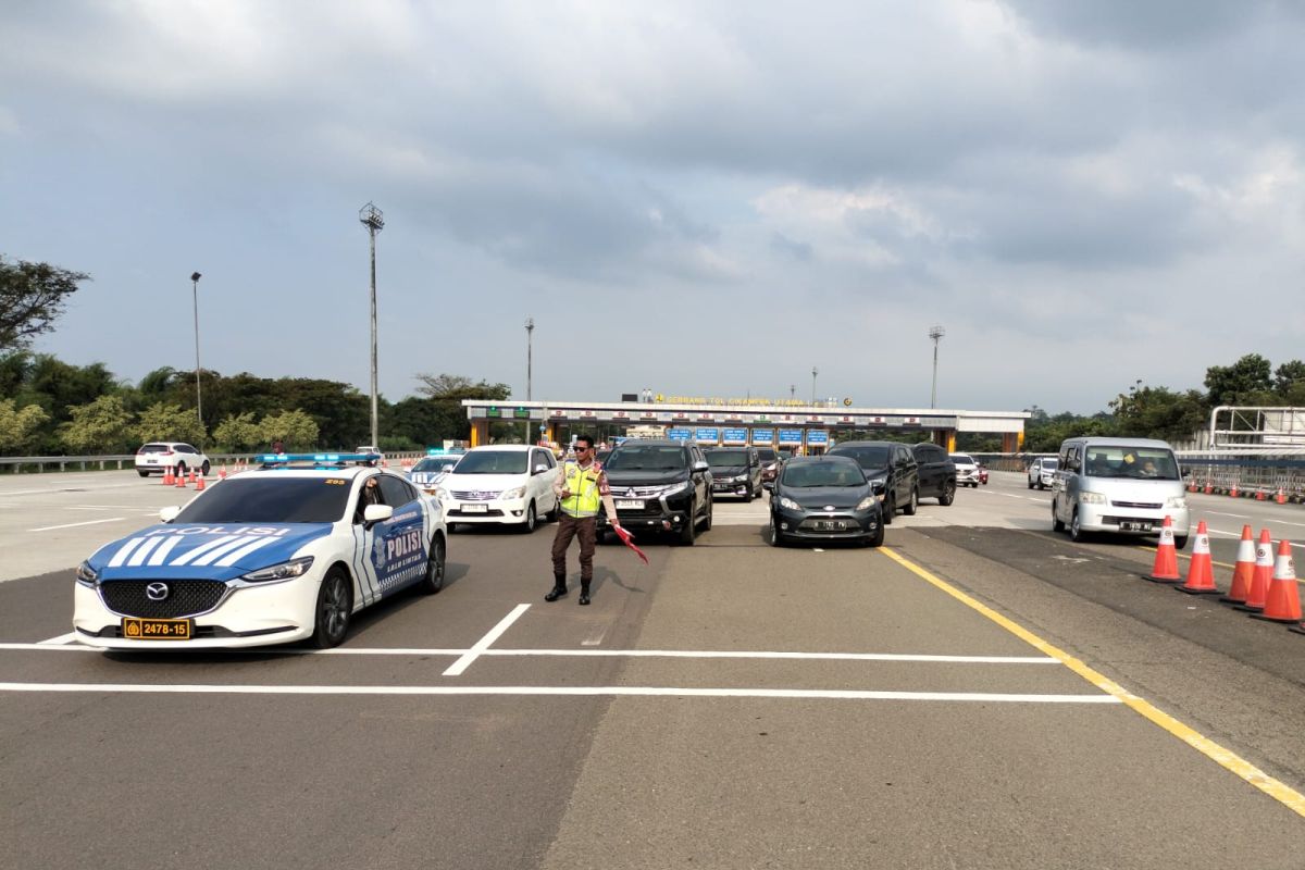 Petugas terapkan buka-tutup arah berlawanan secara situasional di Tol Jakarta-Cikampek