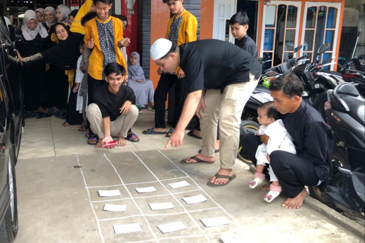 Masyarakat di Sambas meriahkan Idul Fitri dengan permainan guling kaleng