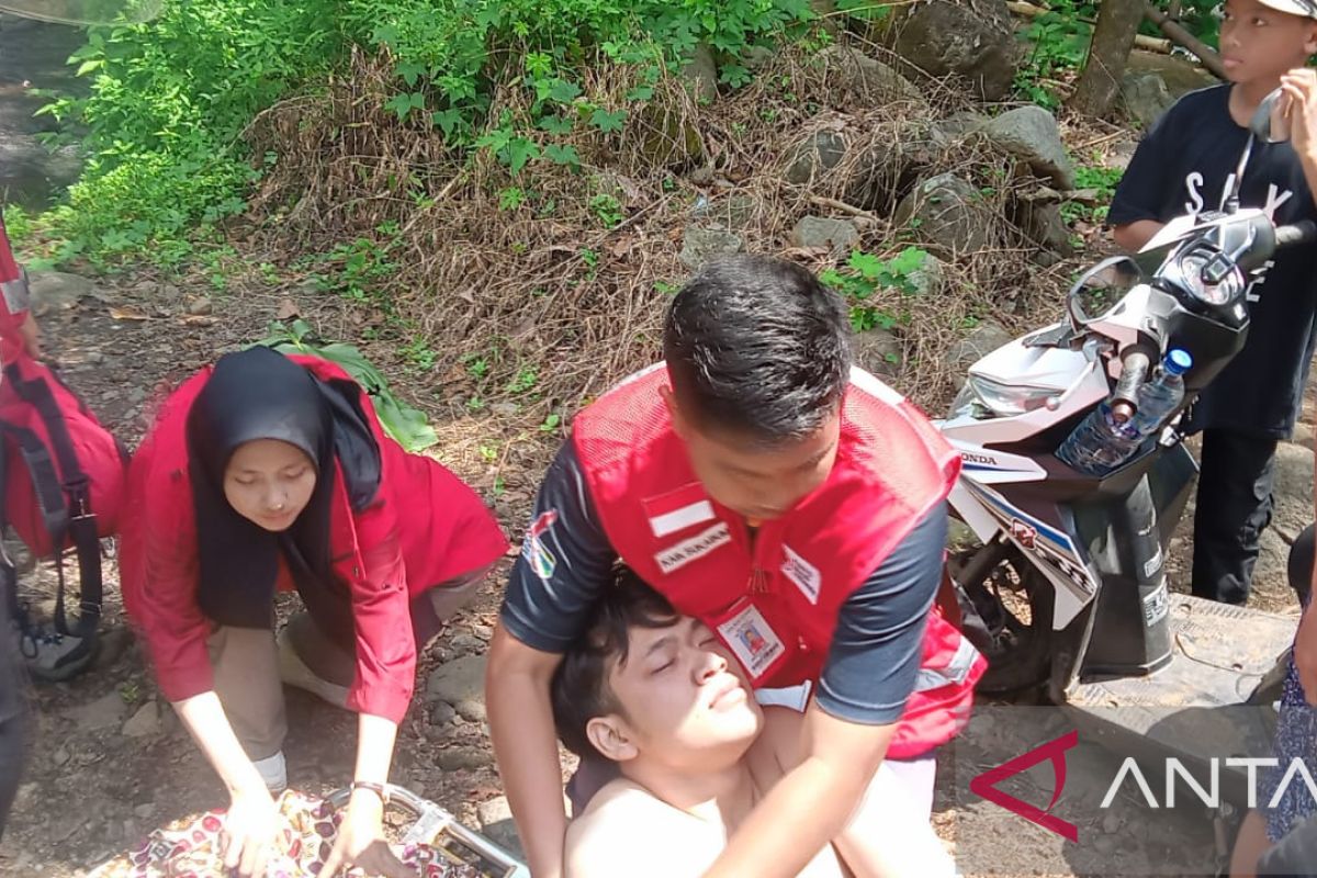 Personel PMI Sukabumi tangani empat wisatawan tenggelam di Curug Larangan