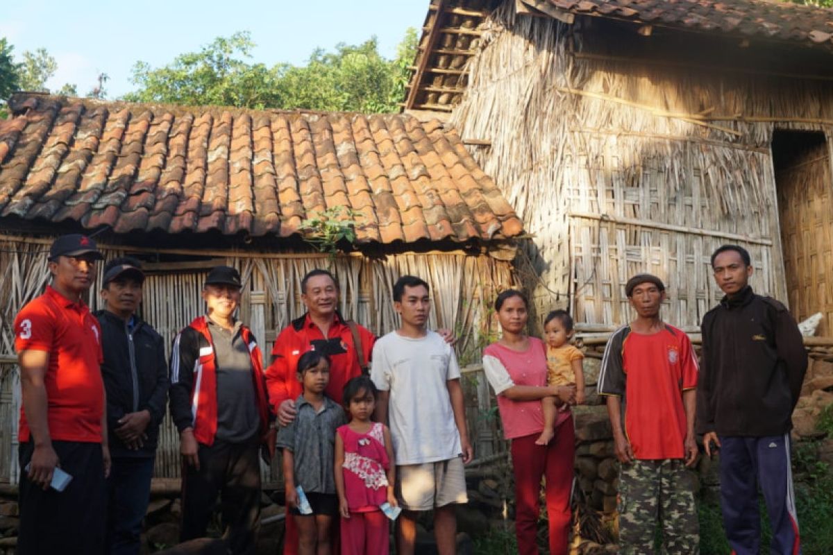 Isi cuti lebaran, Bupati Karangasem menginap di gubuk warga