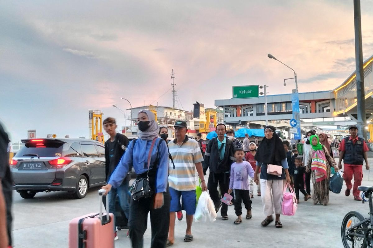 H+1, penumpang pejalan kaki terus padati Pelabuhan Bakauheni