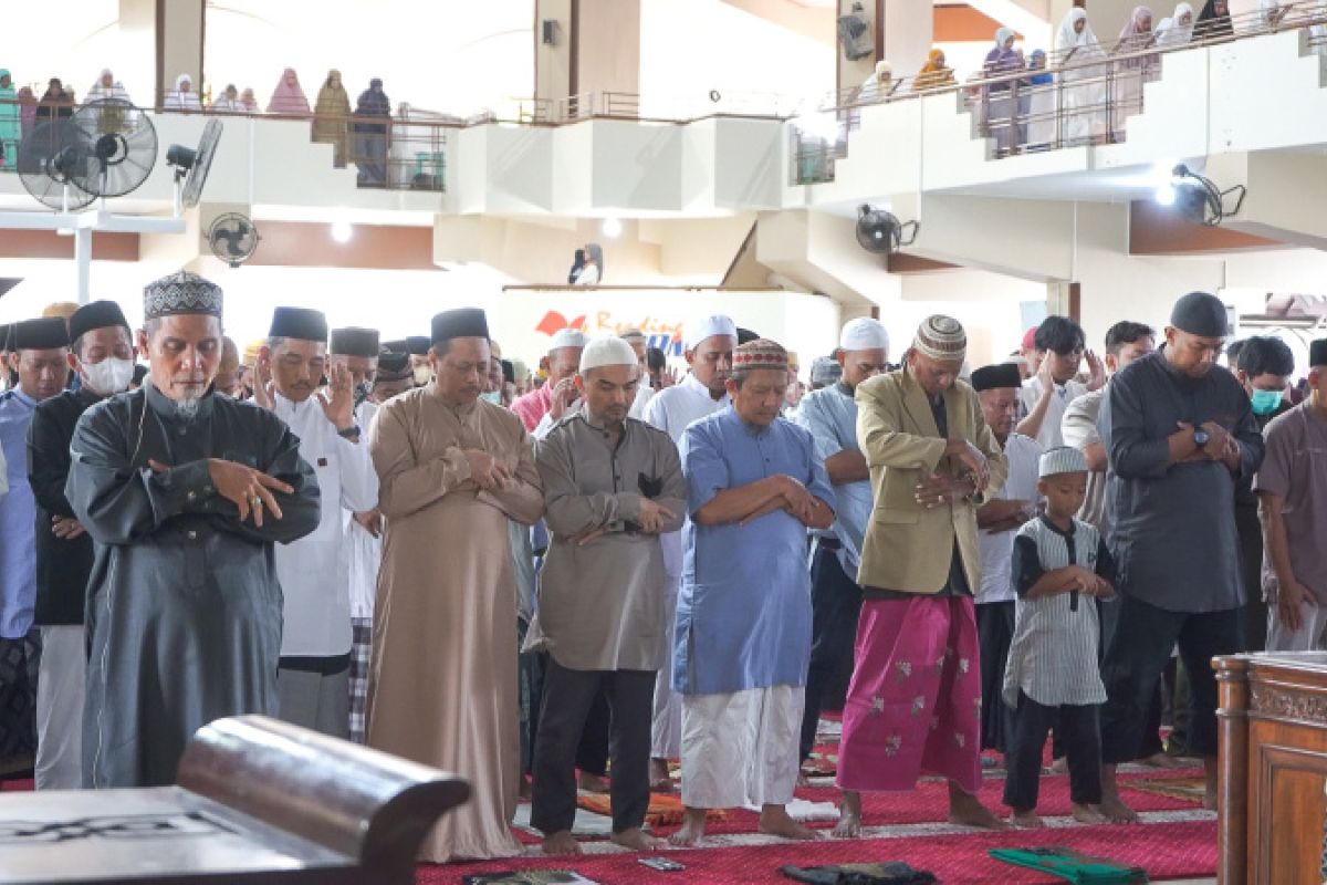 Keluarga Besar Pupuk Kaltim bersama ribuan warga Bontang Salat Idul Fitri di Masjid Baiturrahman