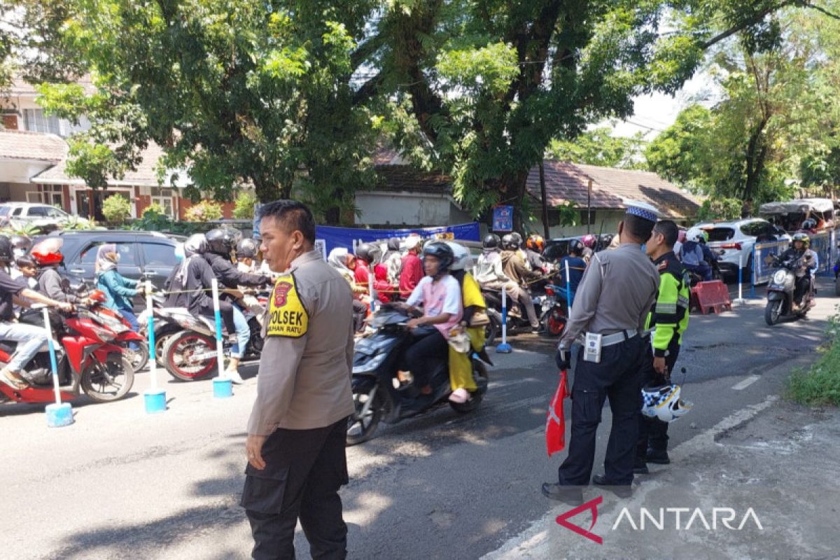 Polres Sukabumi lakukan rekayasa lalu lintas akibat kunjungan wisatawan ke pantai membludak