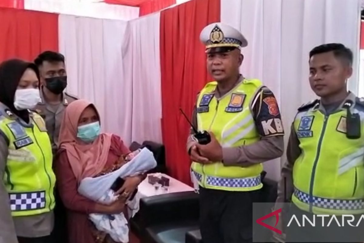 Wanita melahirkan di Pos Terpadu Exit Tol Parungkuda karena terjebak macet arus balik Lebaran