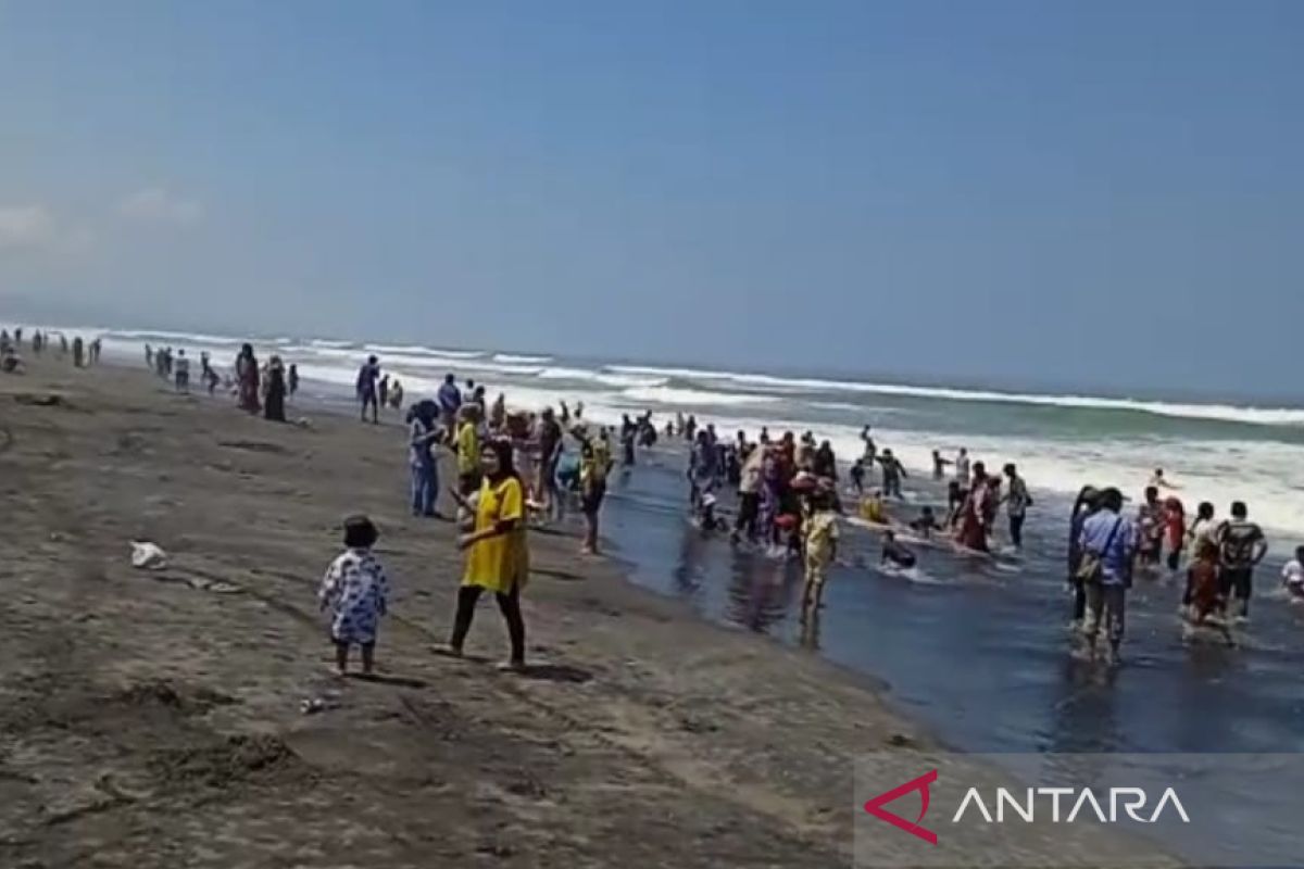 Objek wisata pantai selatan Cianjur dipadati ribuan pengunjung