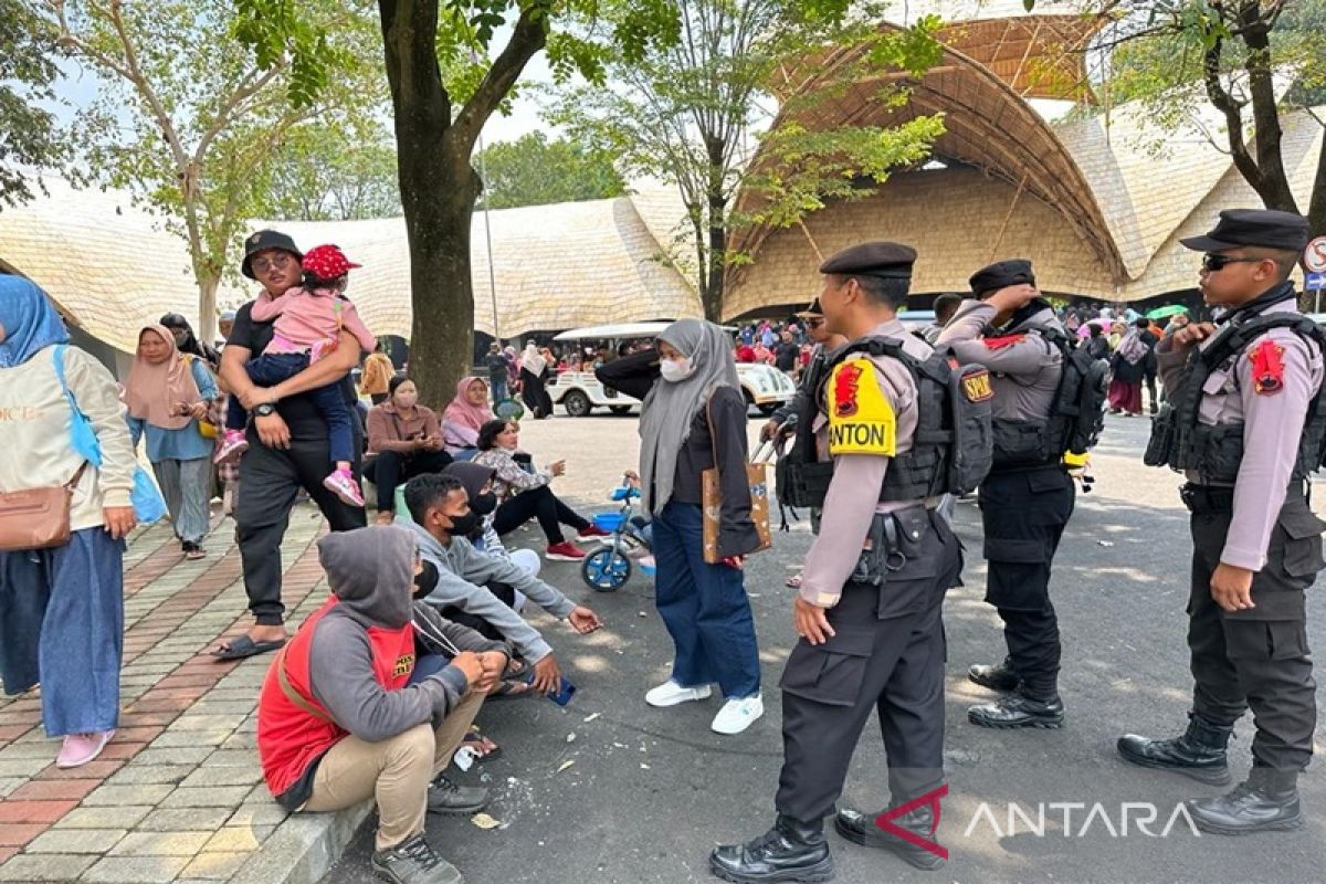 Polisi patroli dialogis pengamanan objek wisata di Solo