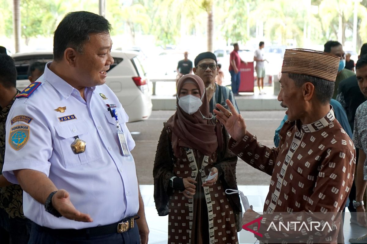 Pemilir memadati Bandar udara Djalaludin Gorontalo