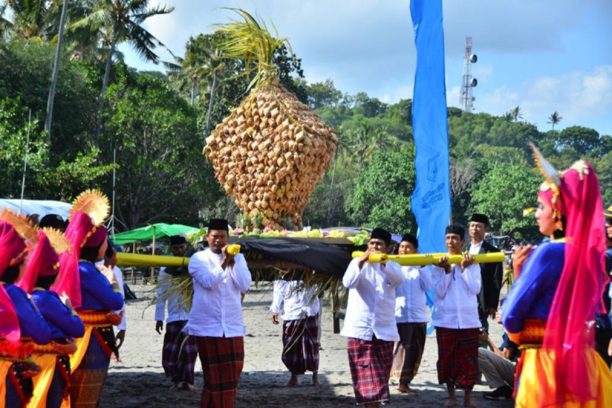 Dispar Lombok Barat melibatkan pengusaha dalam perayaan "Lebaran Topat"
