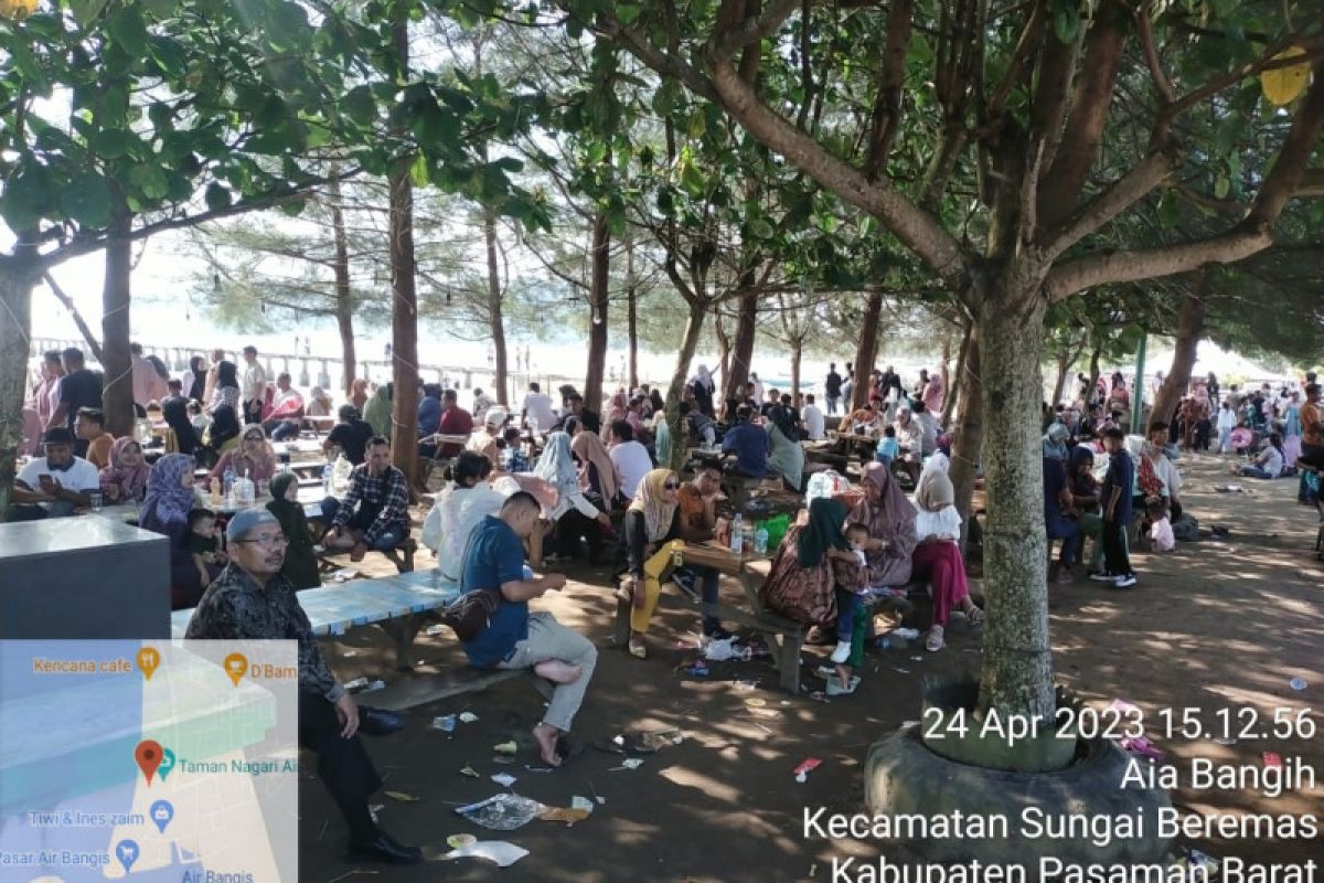 Pengunjung ke objek wisata pantai Pasaman Barat hampir 20 ribu orang