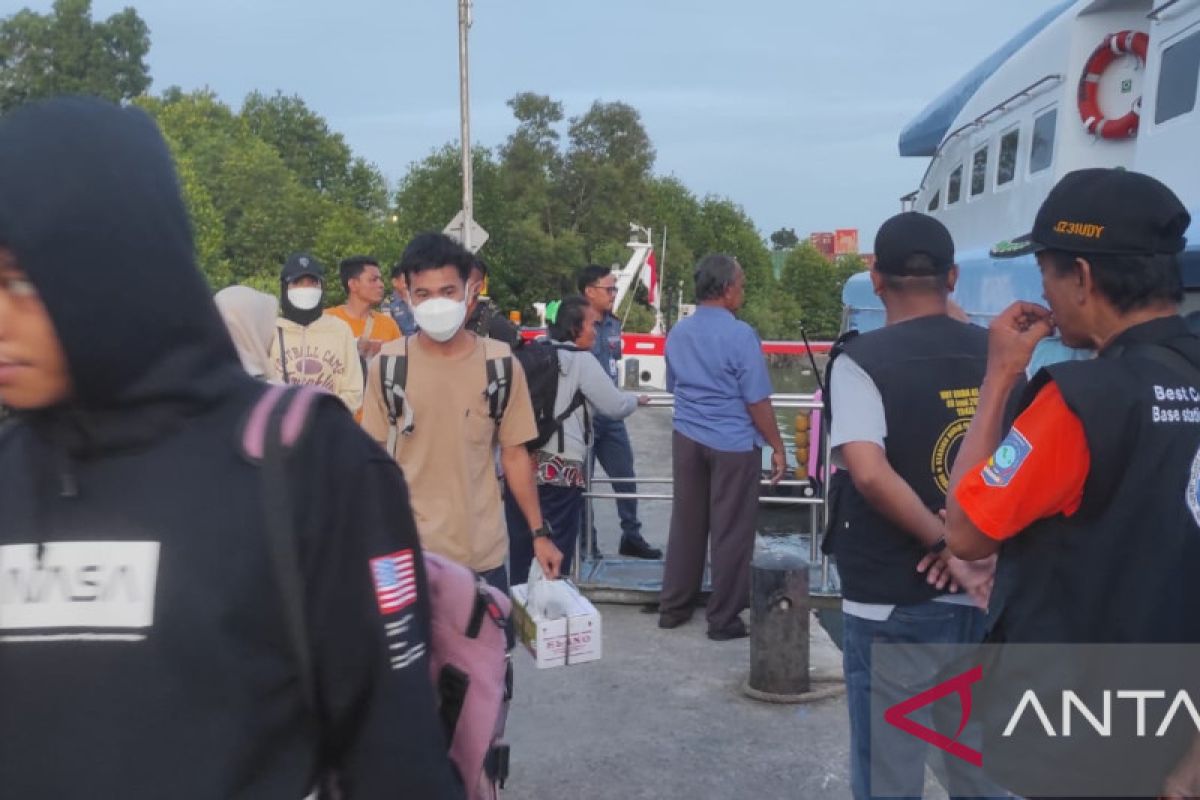 ARUS BALIK - 227 penumpang kapal cepat Express Bahari 3 E tiba di pelabuhan Tanjung Pandan