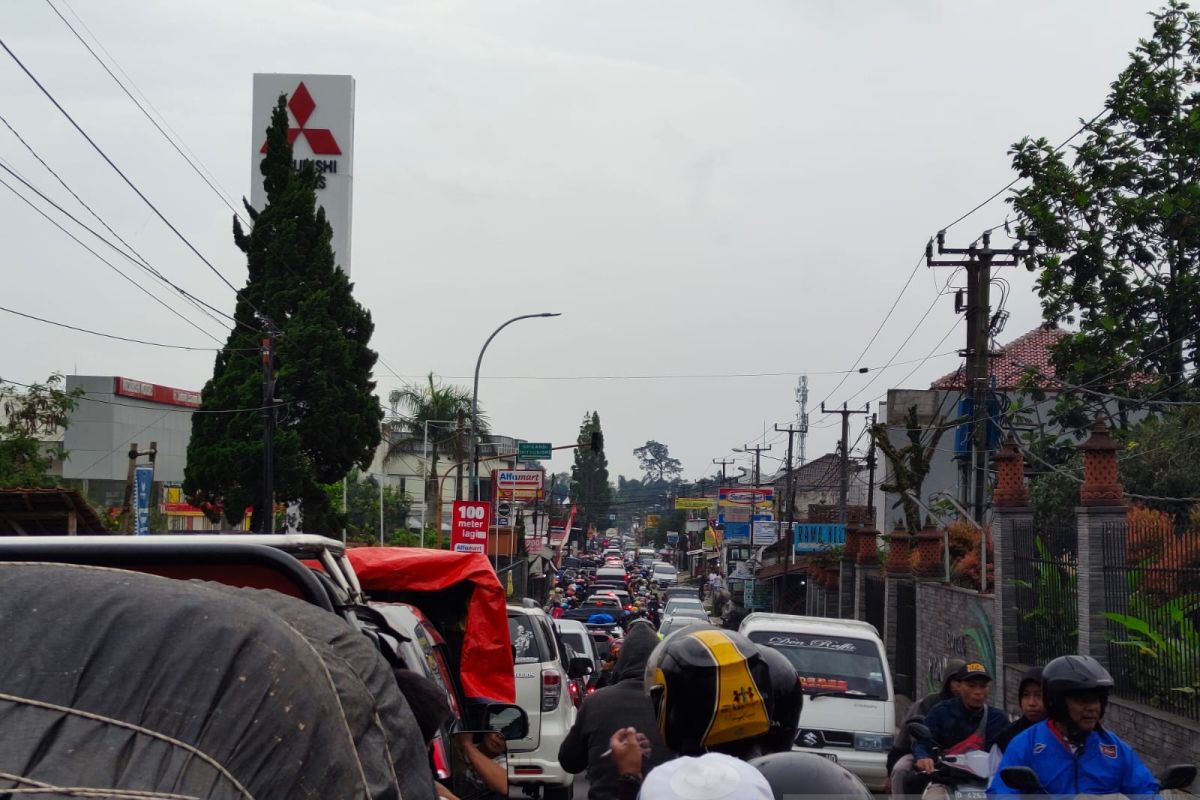 Lalu lintas di jalur wisata Ciwidey Bandung kerap terhambat pasar-SPBU