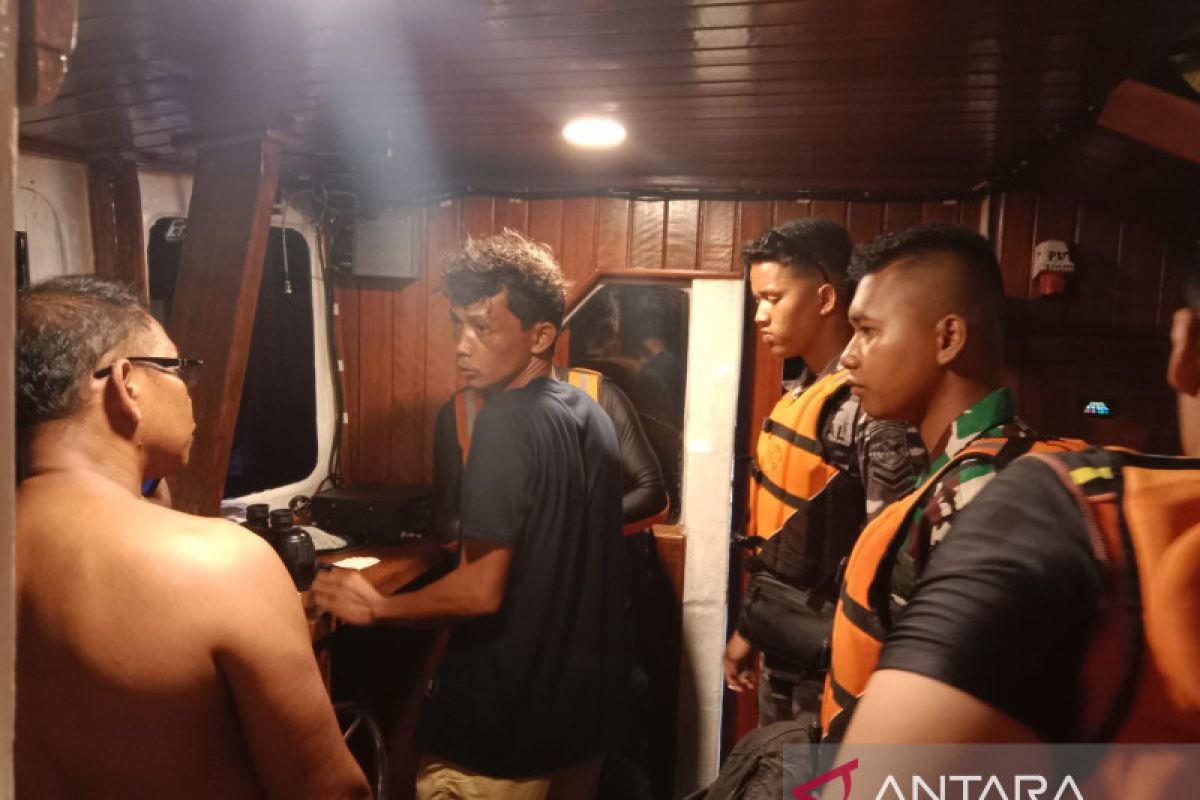 Empat WNA dan 2 WNI dievakuasi setelah kapalnya alami kerusakan di perairan Mentawai