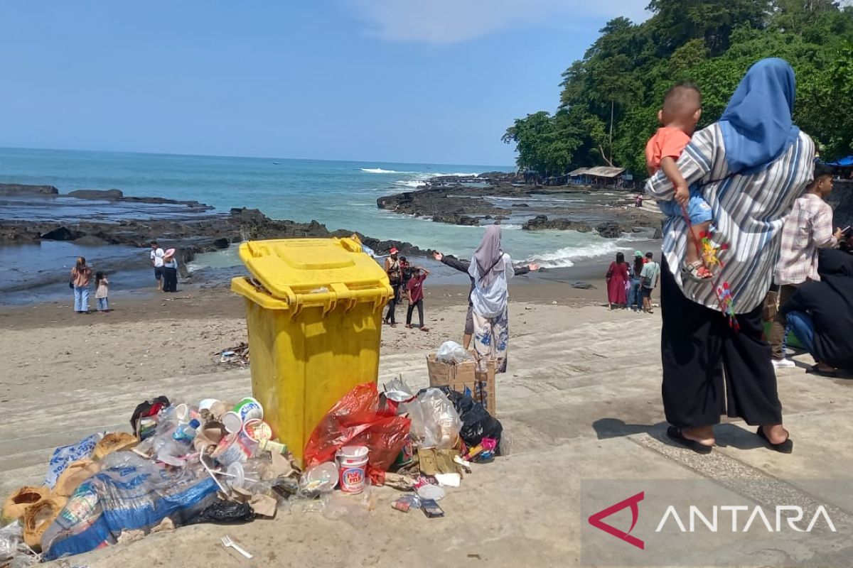 Sampah berserakan di panta dampak minim TPSS dan kesadaran wisatawan