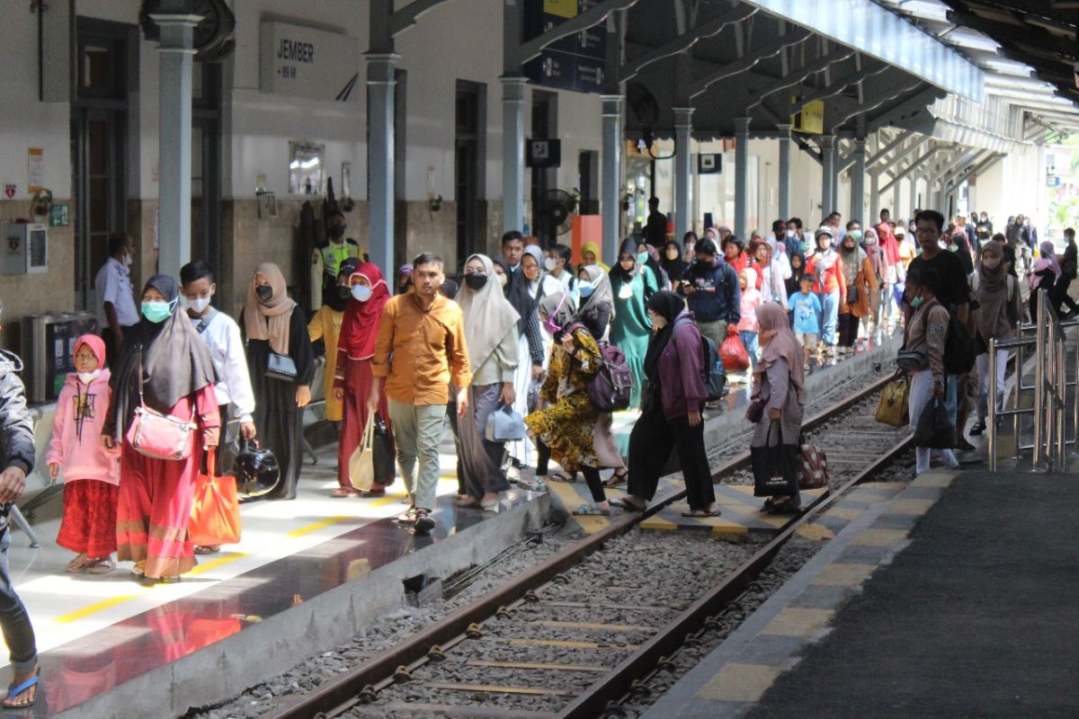 Puncak arus balik di sejumlah stasiun KA wilayah Daops 9 Jember