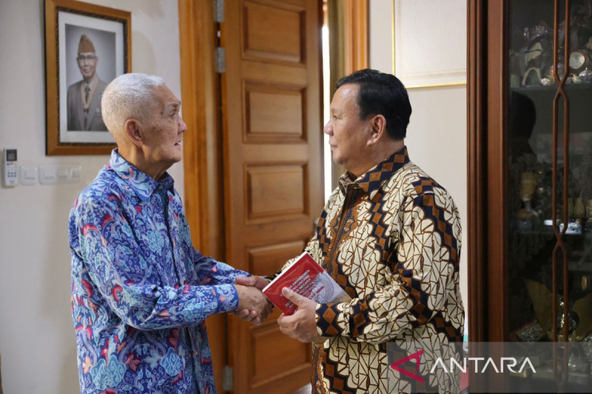 Menhan Prabowo kunjungi kediaman Wapres ke-6 RI Try Sutrisno