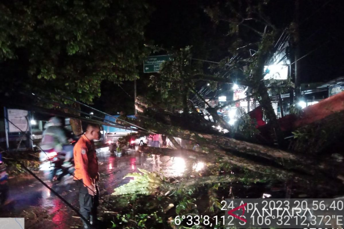 Dua jembatan di Jasinga Bogor rusak terseret arus Sungai Cidurian