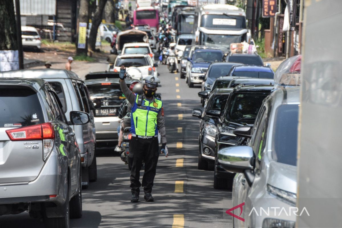 Polisi berlakukan satu arah urai kepadatan jalur Gentong Tasikmalaya