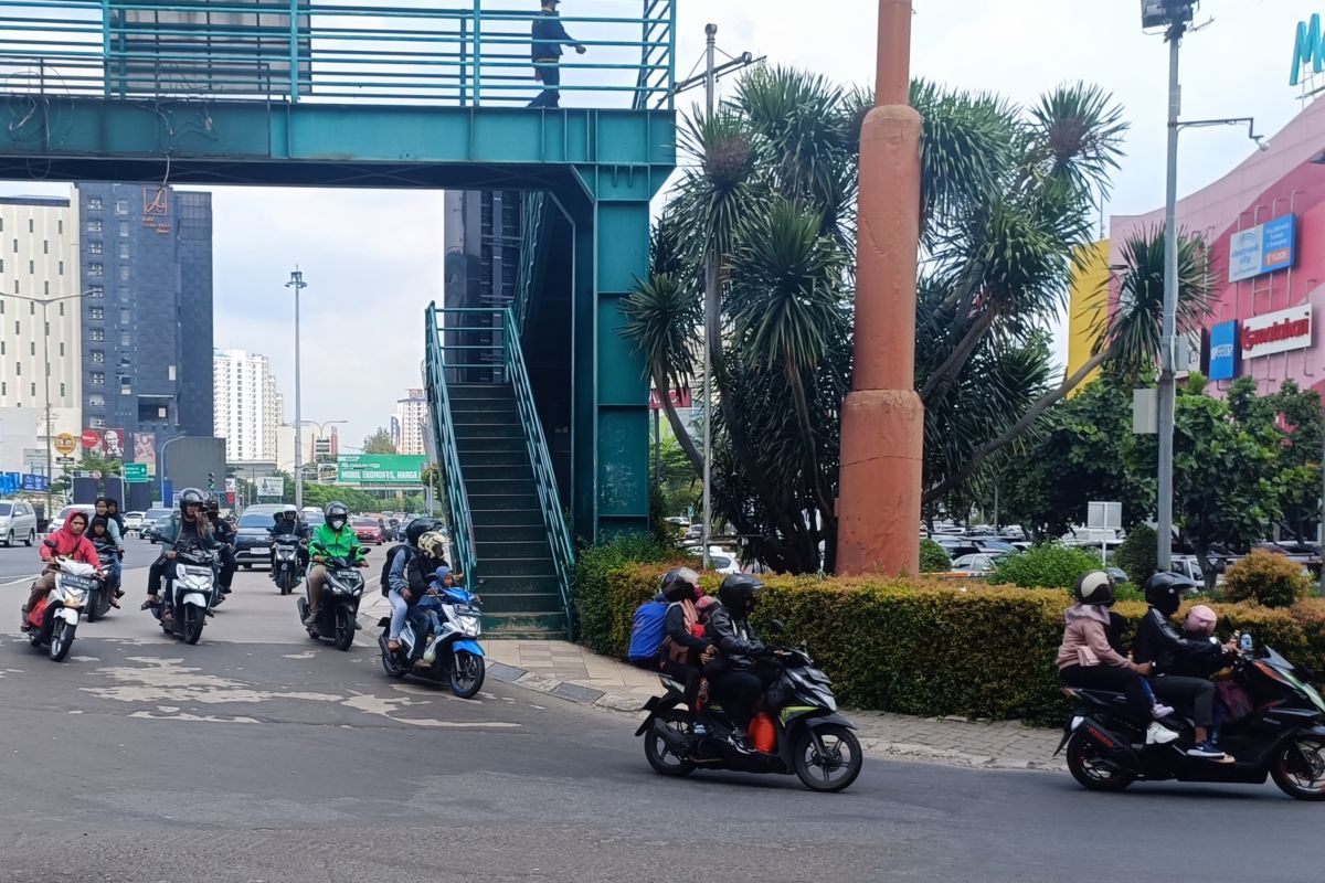 Arus balik sepeda motor lewat Kalimalang masih landai