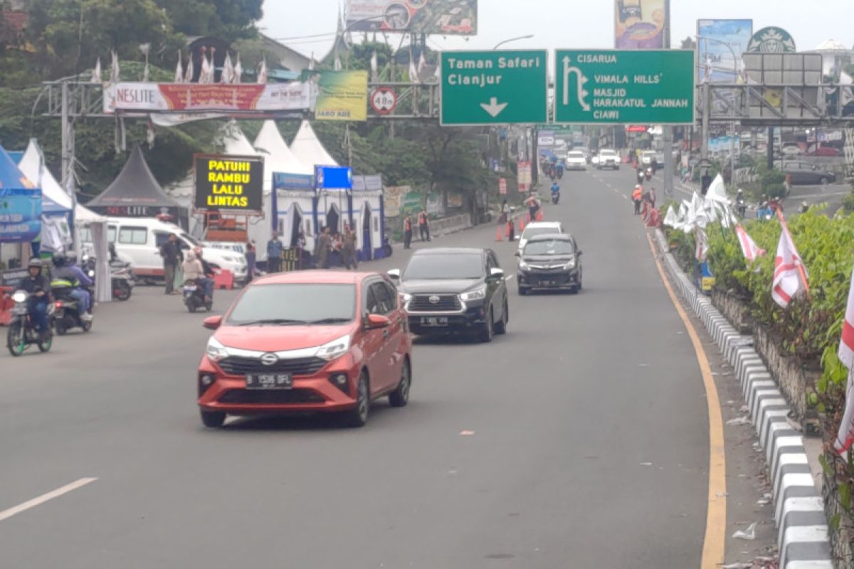 Polisi hentikan "one way", Selasa malam jalur Puncak Bogor normal