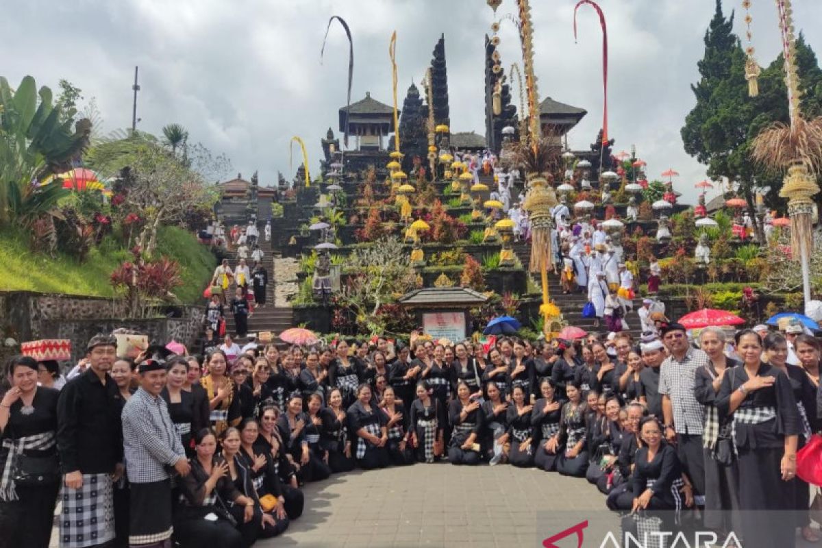 Pakis Bali edukasi jaga kebersihan lingkungan di Pura Agung Besakih
