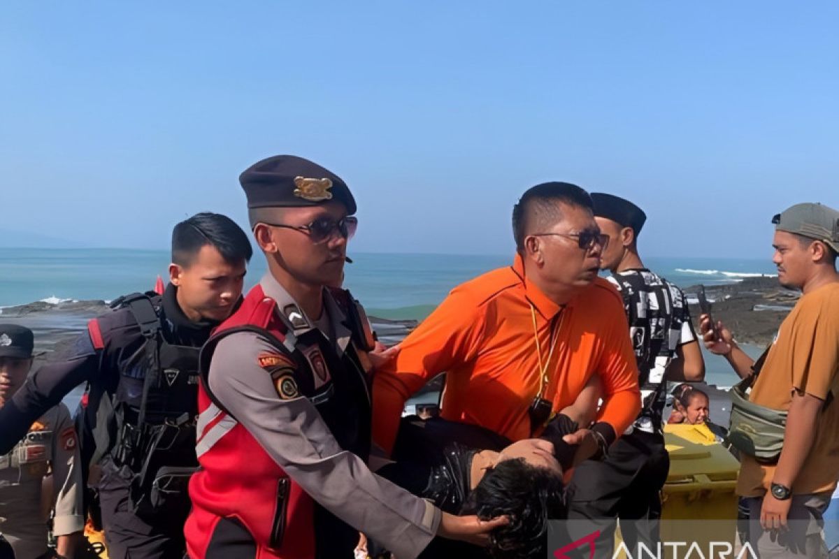 Tim SAR selamatkan wisatawan Bogor nyaris hilang tenggelam di laut