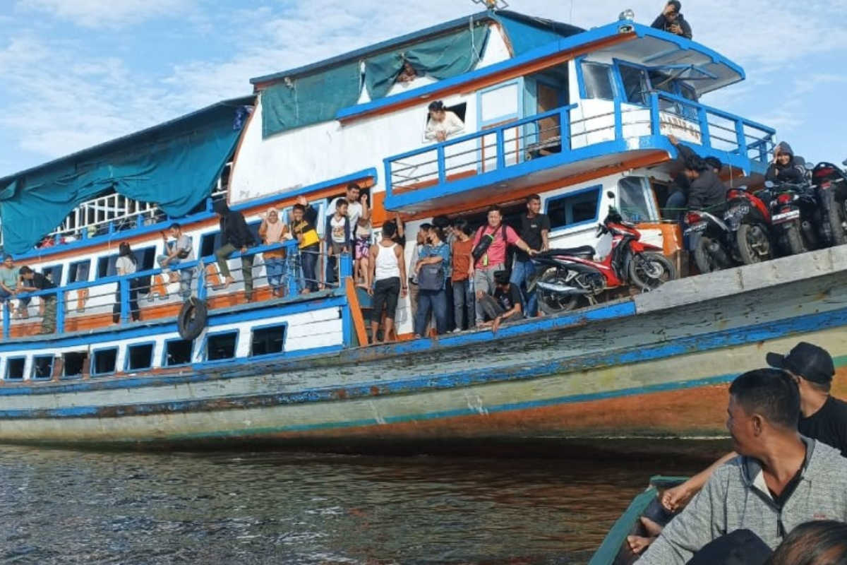 145 penumpang KM Arif Jaya dievakuasi usai kapal menabrak tebing pasir Muara Kubu